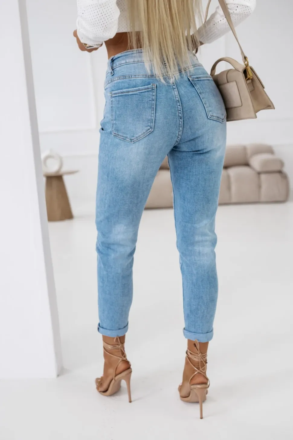 SPODNIE JEANSOWE TYPU BOYFRIEND Z HAFTOWANYMI KWIATAMI I CYRKONIAMI NIEBIESKI JEANS