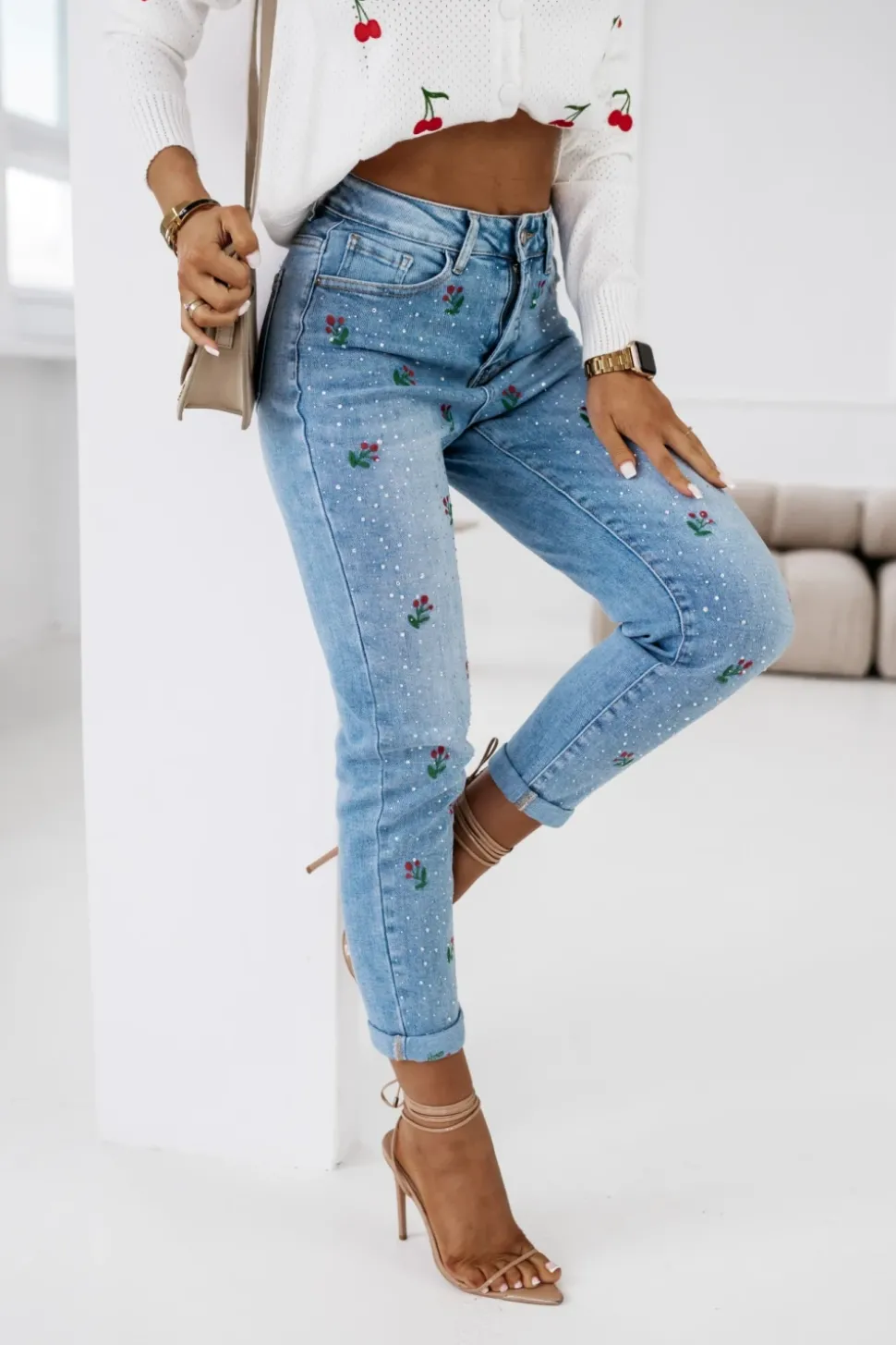 SPODNIE JEANSOWE TYPU BOYFRIEND Z HAFTOWANYMI KWIATAMI I CYRKONIAMI NIEBIESKI JEANS