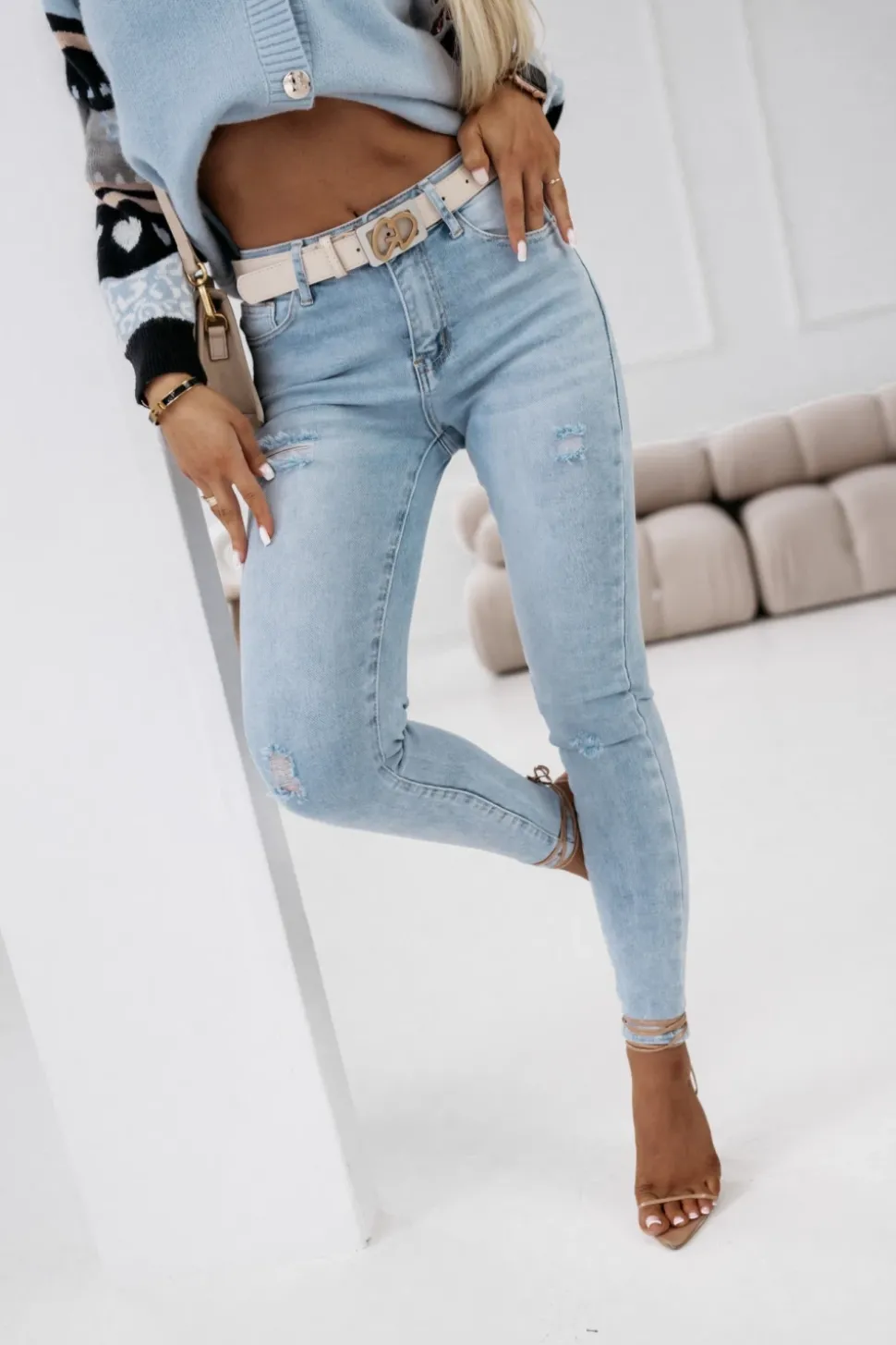 SPODNIE JEANSOWE ZE ŚREDNIM STANEM Z PASKIEM W KOMPLECIE JASNY JEANS