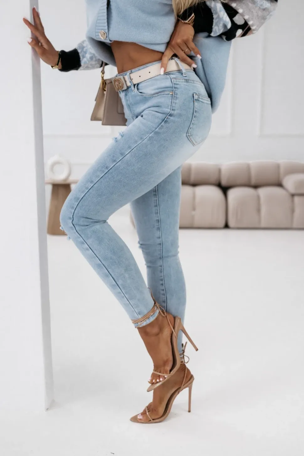 SPODNIE JEANSOWE ZE ŚREDNIM STANEM Z PASKIEM W KOMPLECIE JASNY JEANS