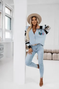 SPODNIE JEANSOWE ZE ŚREDNIM STANEM Z PASKIEM W KOMPLECIE JASNY JEANS