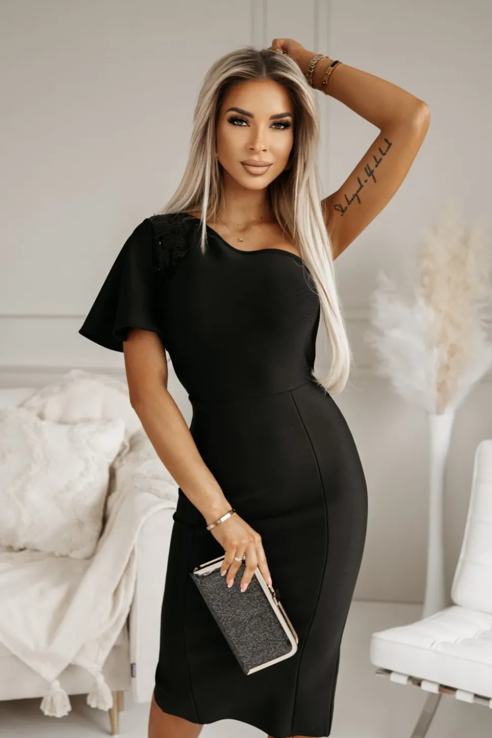 SUKIENKA BANDAŻOWA GLORY NA JEDNO RAMIĘ ZDOBIONA CEKINAMI CZARNA