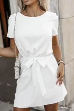 SUKIENKA JESSICA Z KRÓTKIM RĘKAWEM Z PASKIEM W KOMPLECIE BIAŁA