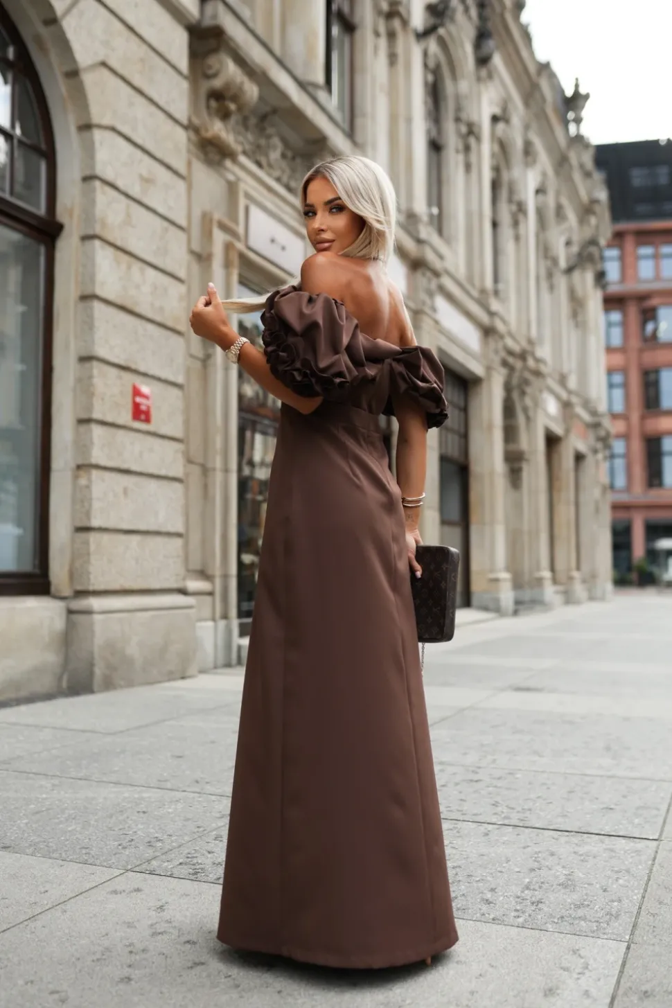 SUKIENKA MAXI HISZPANKA Z OZDOBNĄ FALBANĄ NA DEKOLCIE BRĄZOWA