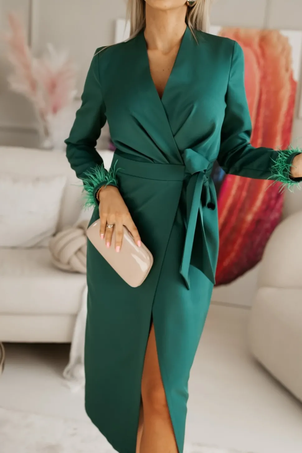 SUKIENKA MIDI Z KOPERTOWYM DEKOLTEM Z PIÓRAMI PRZY RĘKAWACH ZIELEŃ BUTELKOWA