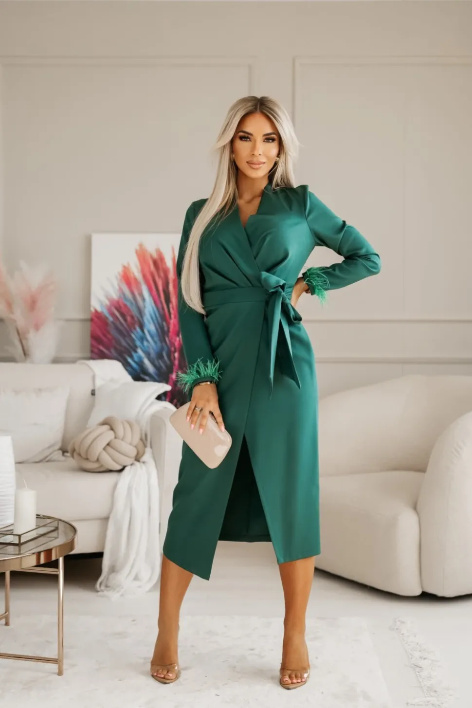 SUKIENKA MIDI Z KOPERTOWYM DEKOLTEM Z PIÓRAMI PRZY RĘKAWACH ZIELEŃ BUTELKOWA