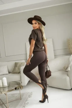 T-SHIRT BAWEŁNIANY Z KIESZONKĄ I MINI BROSZKĄ CZEKOLADOWY