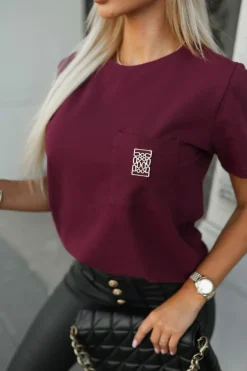 T-SHIRT BAWEŁNIANY Z KIESZONKĄ I OZDOBNYM ELEMENTEM BURGUNDOWY
