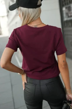 T-SHIRT BAWEŁNIANY Z KIESZONKĄ I OZDOBNYM ELEMENTEM BURGUNDOWY