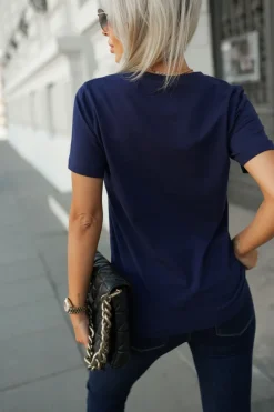 T-SHIRT BAWEŁNIANY Z KIESZONKĄ I OZDOBNYM ELEMENTEM GRANATOWY