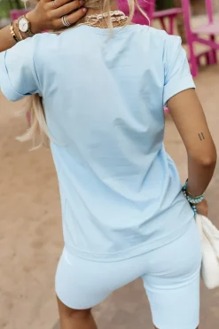 T-SHIRT BAWEŁNIANY Z MINIMALISTYCZNYM NADRUKIEM BŁĘKITNY