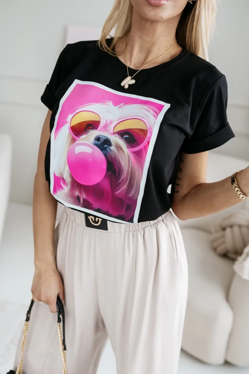 T-SHIRT BAWEŁNIANY Z NADRUKIEM PIESEK W OKULARACH CZARNY