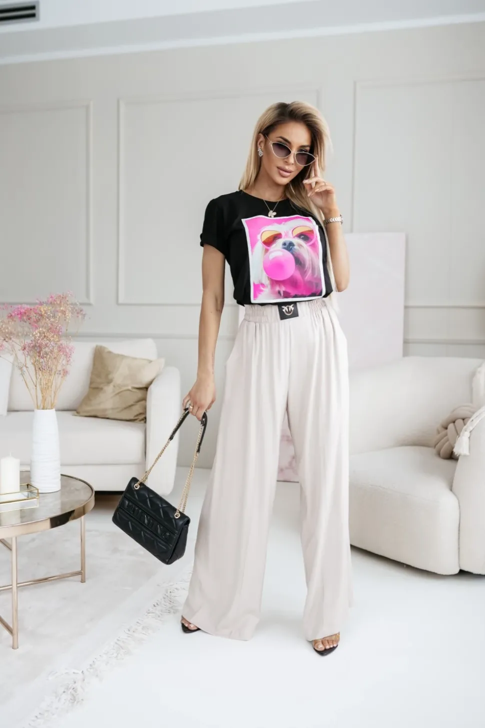 T-SHIRT BAWEŁNIANY Z NADRUKIEM PIESEK W OKULARACH CZARNY