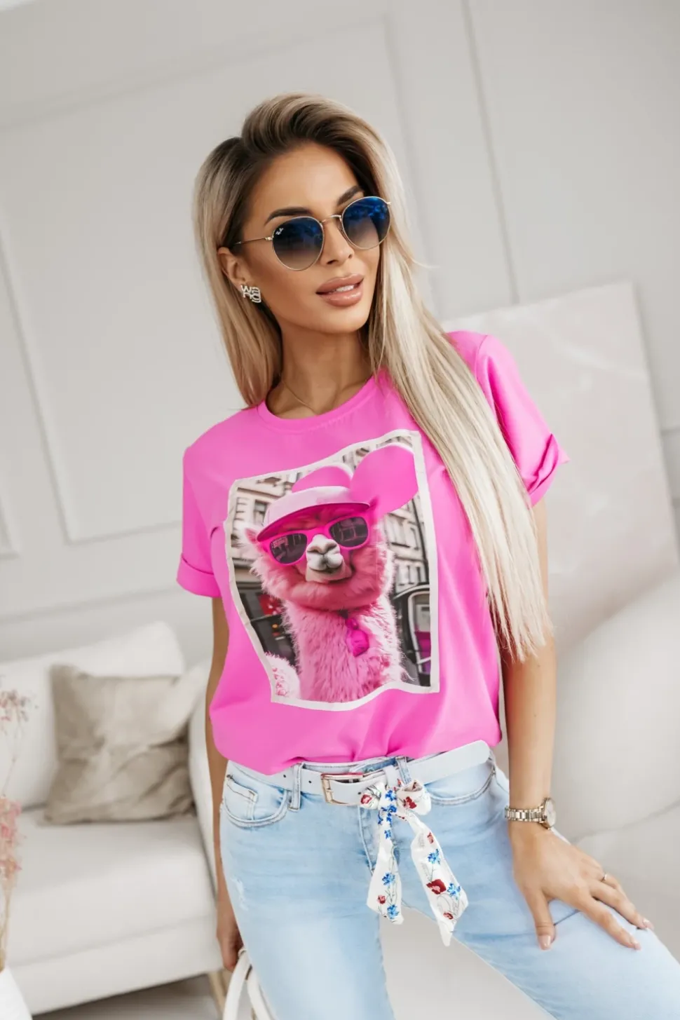 T-SHIRT BAWEŁNIANY Z NADRUKIEM LAMA W CZAPCE MOCNY RÓŻ