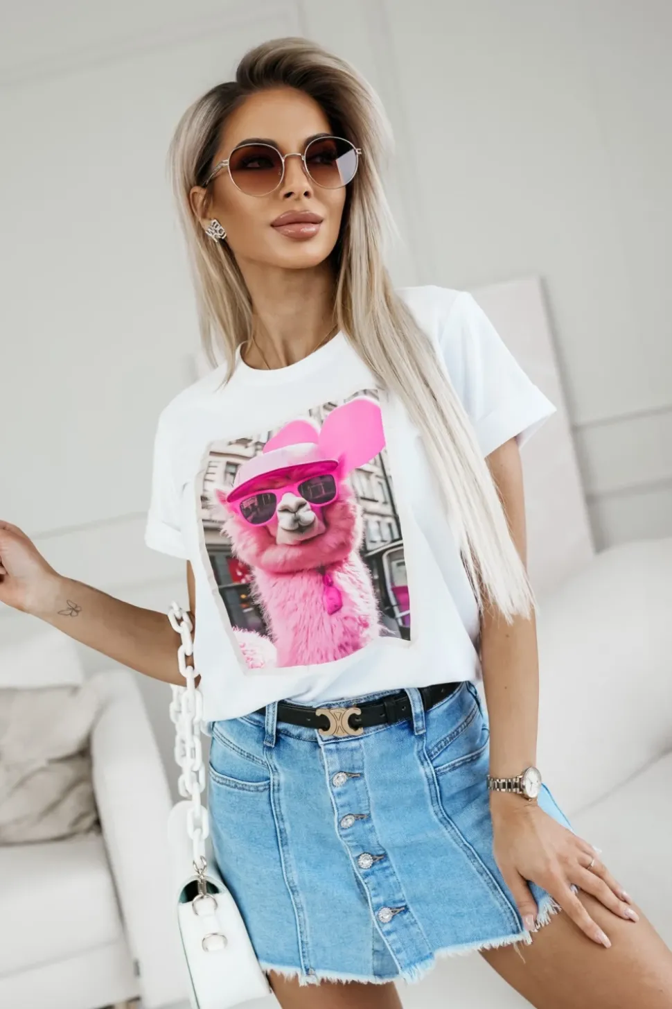 T-SHIRT BAWEŁNIANY Z NADRUKIEM LAMA W CZAPCE BIAŁA