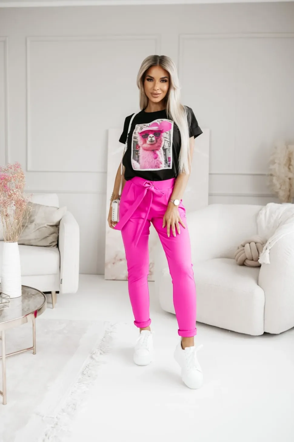 T-SHIRT BAWEŁNIANY Z NADRUKIEM LAMA W CZAPCE CZARNY