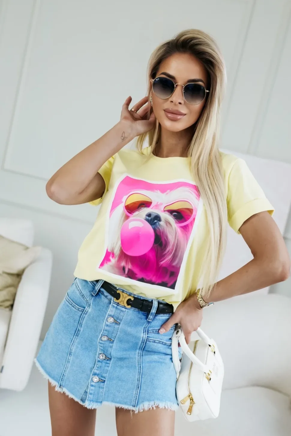 T-SHIRT BAWEŁNIANY Z NADRUKIEM PIESEK W OKULARACH ŻÓŁTY