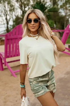 T-SHIRT BAWEŁNIANY Z NAPISEM EVERYTHING IS A CHOICE BEŻOWY