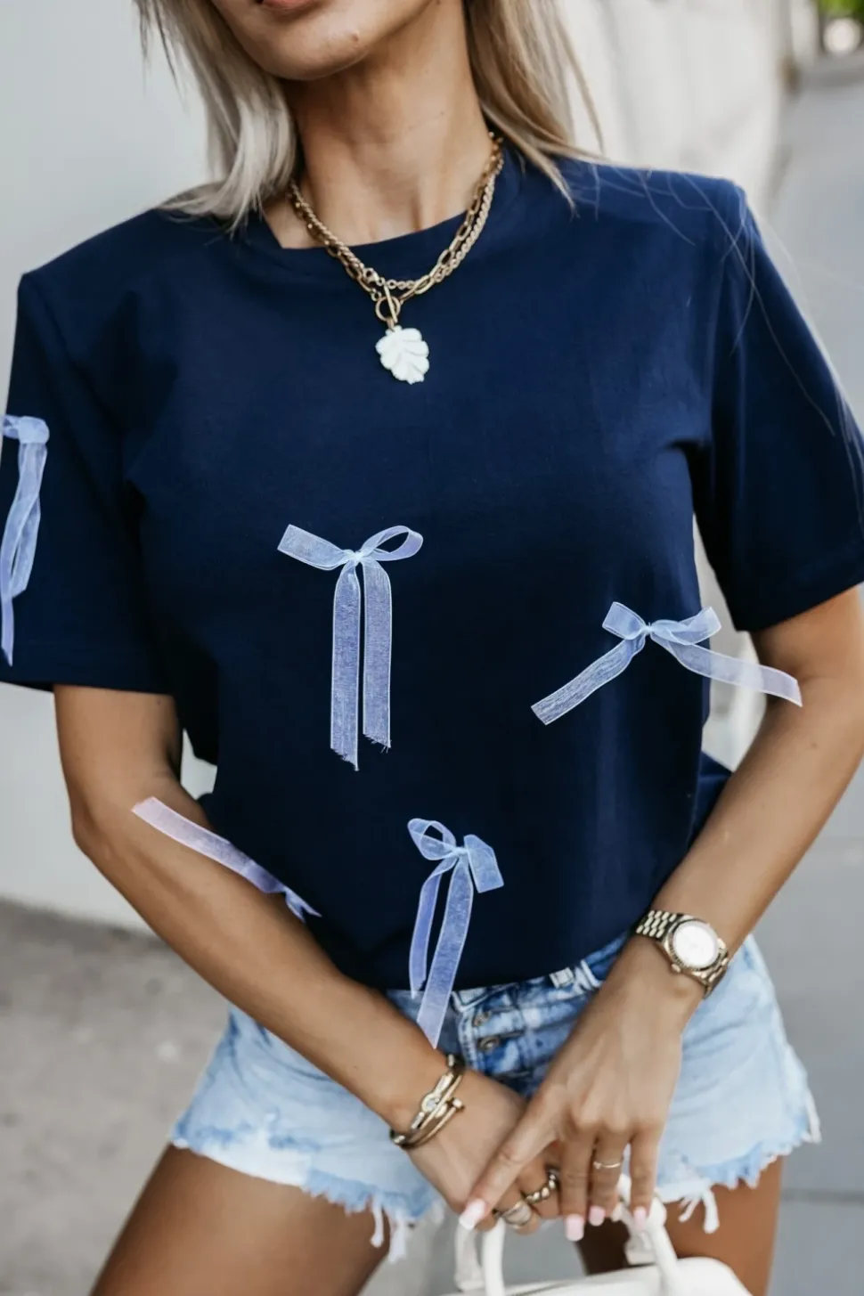 T-SHIRT BAWEŁNIANY Z PODUSZKAMI NA RAMIONACH W KOKARDKI GRANATOWY