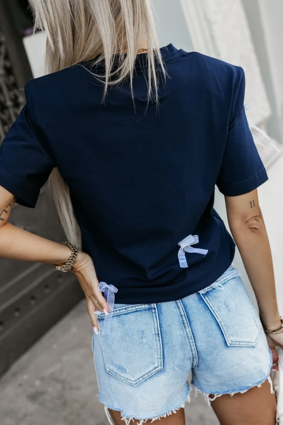 T-SHIRT BAWEŁNIANY Z PODUSZKAMI NA RAMIONACH W KOKARDKI GRANATOWY