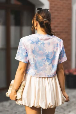 T-SHIRT BAWEŁNIANY Z PODUSZKAMI NA RAMIONACH W KWIATY BŁĘKITNY