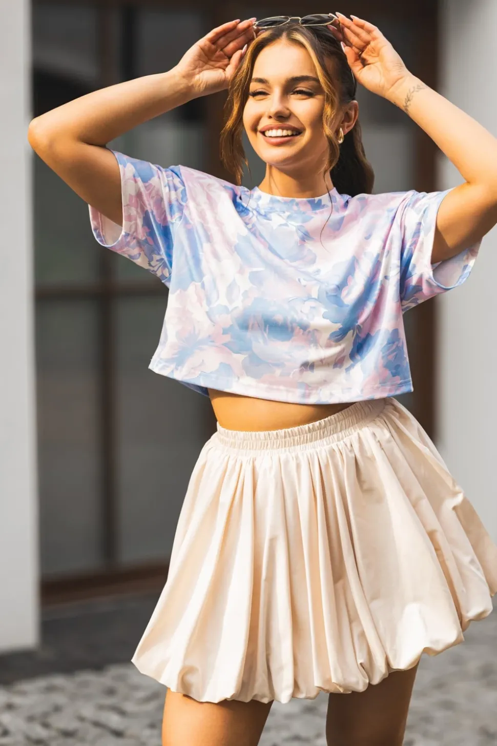 T-SHIRT BAWEŁNIANY Z PODUSZKAMI NA RAMIONACH W KWIATY BŁĘKITNY