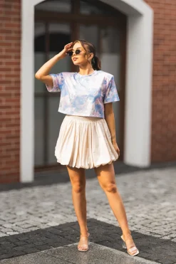 T-SHIRT BAWEŁNIANY Z PODUSZKAMI NA RAMIONACH W KWIATY BŁĘKITNY