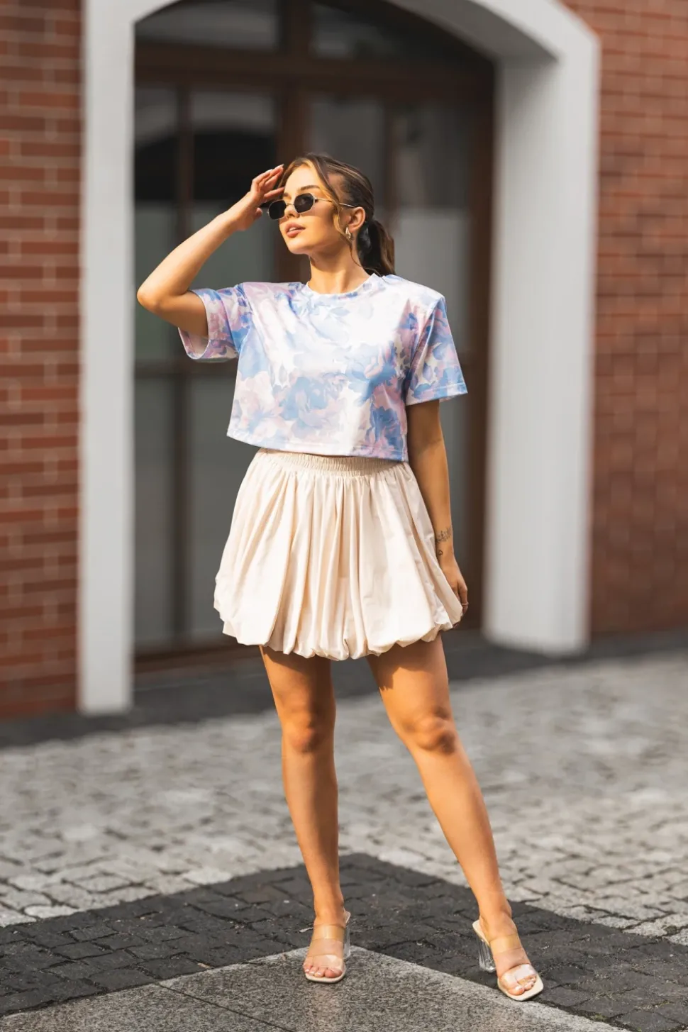 T-SHIRT BAWEŁNIANY Z PODUSZKAMI NA RAMIONACH W KWIATY BŁĘKITNY