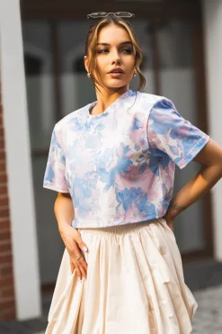 T-SHIRT BAWEŁNIANY Z PODUSZKAMI NA RAMIONACH W KWIATY BŁĘKITNY