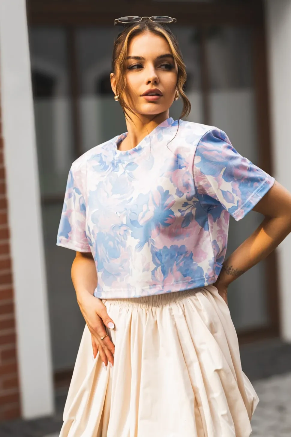 T-SHIRT BAWEŁNIANY Z PODUSZKAMI NA RAMIONACH W KWIATY BŁĘKITNY