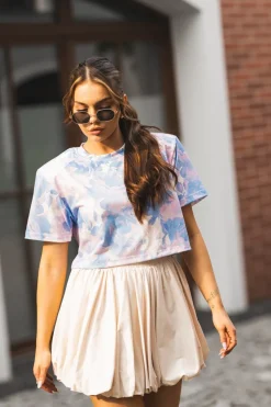 T-SHIRT BAWEŁNIANY Z PODUSZKAMI NA RAMIONACH W KWIATY BŁĘKITNY