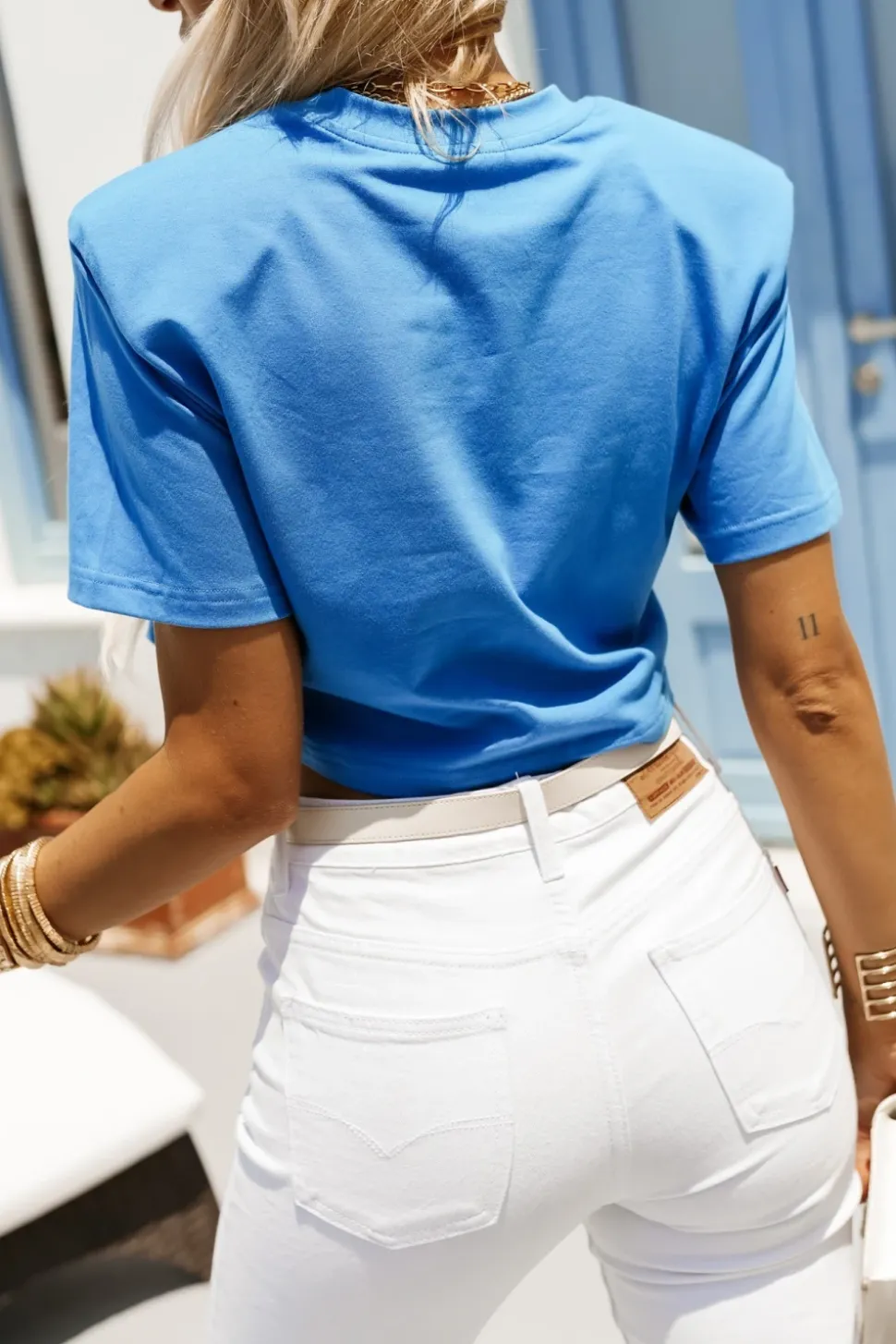 T-SHIRT BAWEŁNIANY Z PODUSZKAMI NA RAMIONACH KOBALTOWY