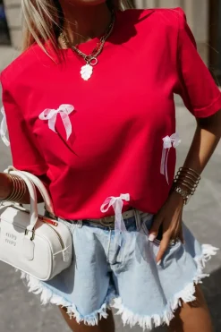 T-SHIRT BAWEŁNIANY Z PODUSZKAMI NA RAMIONACH W KOKARDKI CZERWONY