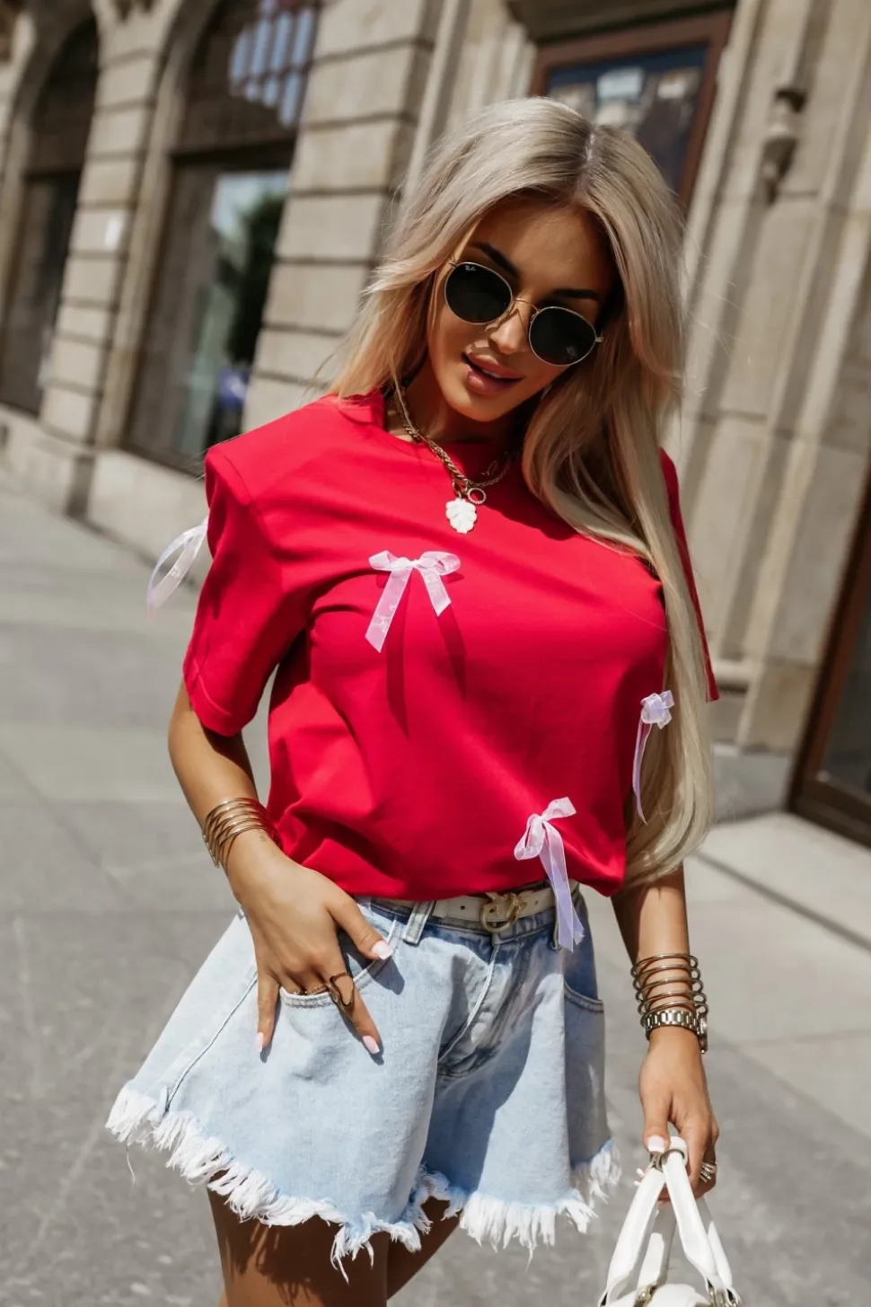 T-SHIRT BAWEŁNIANY Z PODUSZKAMI NA RAMIONACH W KOKARDKI CZERWONY