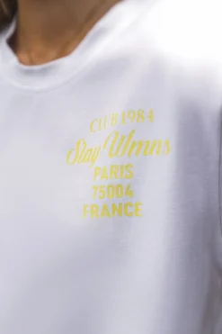 T-SHIRT BAWEŁNIANY Z PODUSZKAMI NA RAMIONACH Z NAPISEM BIAŁO-ŻÓŁTY