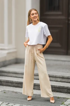 T-SHIRT BAWEŁNIANY Z PODUSZKAMI NA RAMIONACH Z NAPISEM BIAŁO-ŻÓŁTY