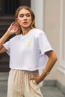 T-SHIRT BAWEŁNIANY Z PODUSZKAMI NA RAMIONACH Z NAPISEM BIAŁO-ŻÓŁTY