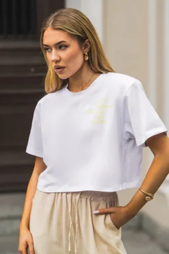 T-SHIRT BAWEŁNIANY Z PODUSZKAMI NA RAMIONACH Z NAPISEM BIAŁO-ŻÓŁTY