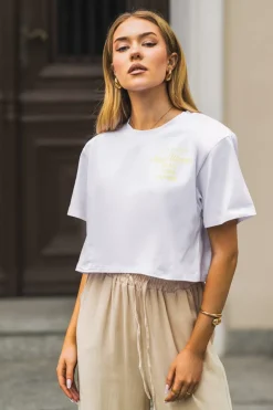 T-SHIRT BAWEŁNIANY Z PODUSZKAMI NA RAMIONACH Z NAPISEM BIAŁO-ŻÓŁTY