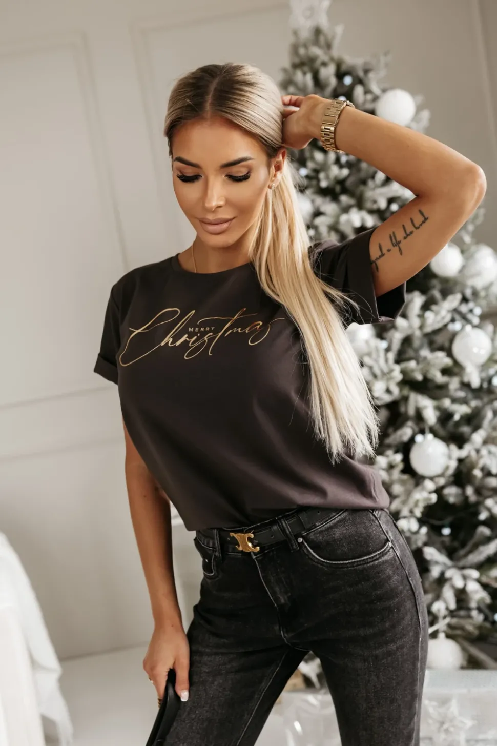 T-SHIRT BAWEŁNIANY ZE ZŁOTYM NAPISEM MERRY CHRISTMAS BRĄZOWY