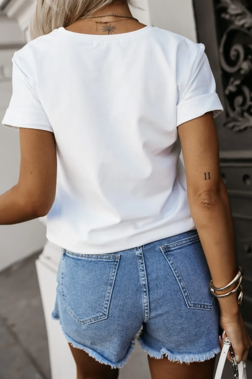 T-SHIRT BAWEŁNIANY ZE ZŁOTYM NAPISEM AMOR PURO BIAŁY