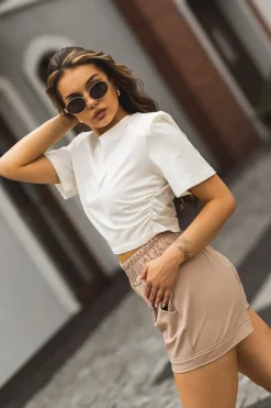 T-SHIRT SHORT Z PODUSZKAMI NA RAMIONACH BIAŁY