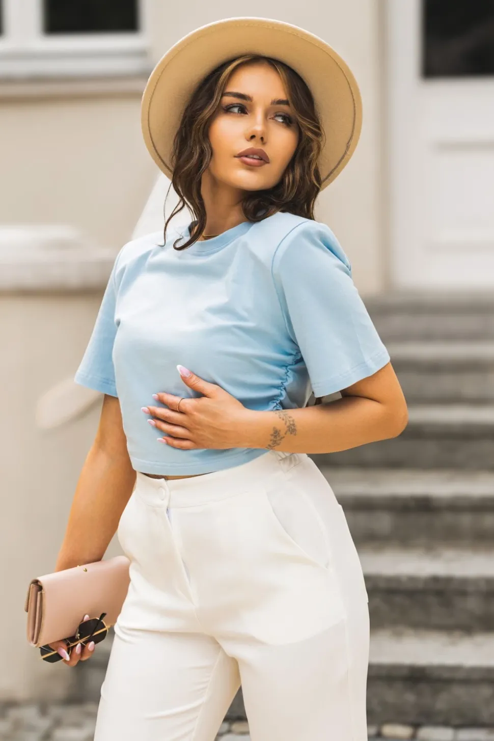 T-SHIRT SHORT Z PODUSZKAMI NA RAMIONACH BŁĘKITNY