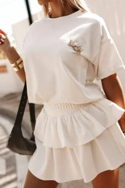 T-SHIRT SIMPLE Z OZDOBNĄ BROSZKĄ ŚMIETANKOWY