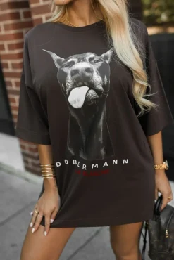 T-SHIRT TUNIKA Z NADRUKIEM DOBERMAN CZEKOLADOWY