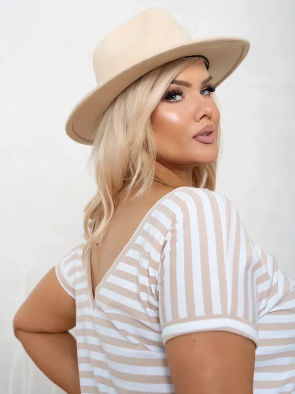 T-SHIRT V-NECK Z WYCIĘCIEM NA PLECACH W PASKI BIAŁO-BEŻOWE