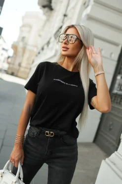 T-SHIRT Z BIAŁYM NAPISEM EVERYTHING IS A CHOICE CZARNY