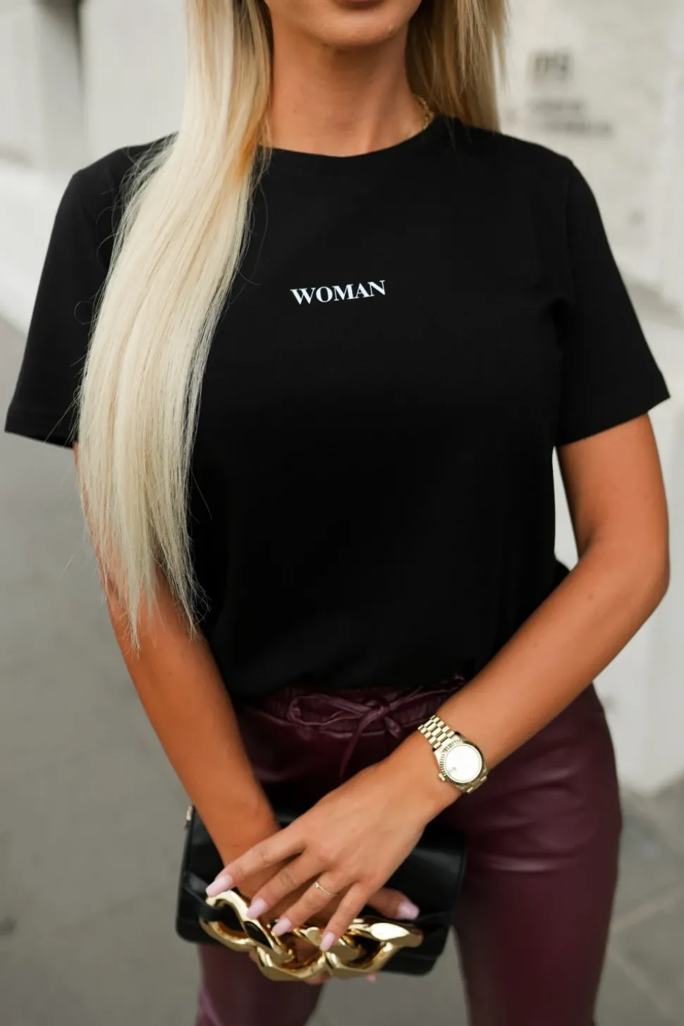 T-SHIRT Z BIAŁYM NAPISEM WOMAN CZARNY