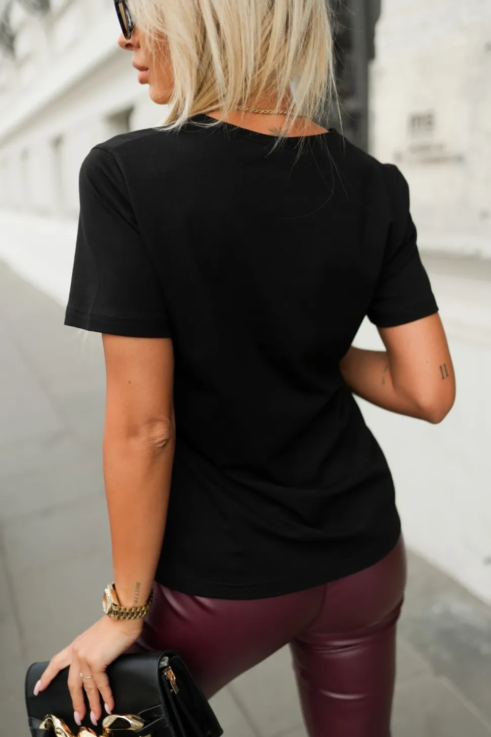 T-SHIRT Z BIAŁYM NAPISEM WOMAN CZARNY