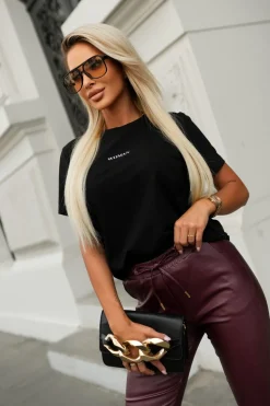 T-SHIRT Z BIAŁYM NAPISEM WOMAN CZARNY